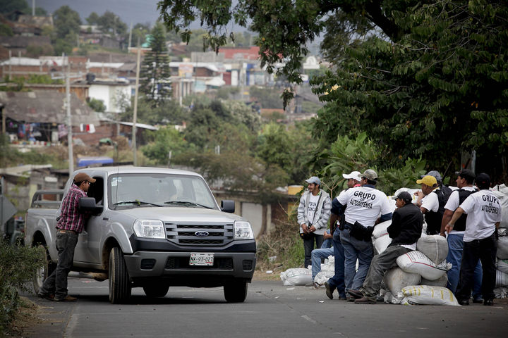 Armados. Habitantes de la cabecera municipal de San Juan Nuevo y de los poblados de Cutzato, Chimalpa, Caratacua y Jucutacato en el municipio de Uruapan, acordaron la presencia de grupos de autodefensa en la zona.