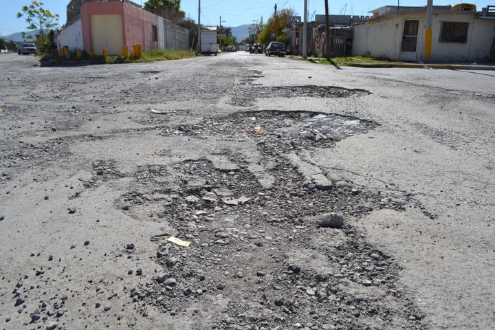 Piedras. Con grava los vecinos han tenido que tapar los baches.