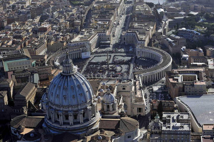 Actualmente, el Vaticano es visitado diariamente por miles de turistas que llegan a esta pequeña ciudad que sin embargo es un centro mundial religioso y cuenta incluso con sus propios sellos postales, periódico, emisora de radio y canal de televisión. (ARCHIVO)
