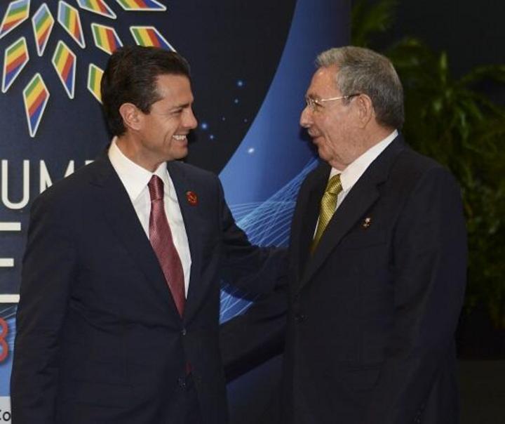 El presidente de Cuba, Raúl Castro, saludó a Peña Nieto en el inicio de la Cumbre. (Twitter) 