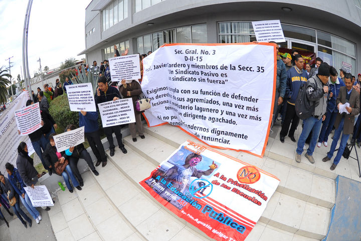 Protesta. Maestros cerraron la Secretaría de Finanzas en Torreón ante el incremento del ISR.