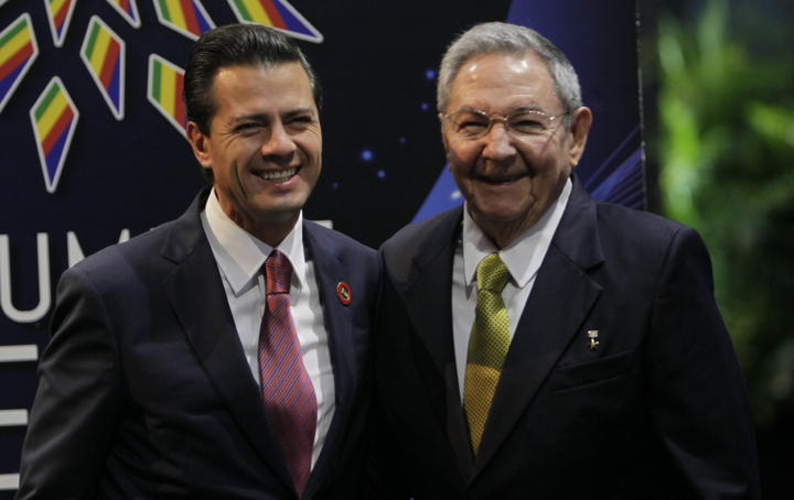 Peña Nieto fue recibido por su homólogo de Cuba, Raúl Castro en el Palacio de la Revolución. (Archivo)