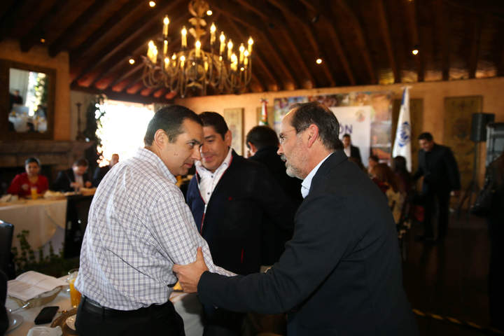 Gustavo Madero y Ernesto Cordero se dieron la mano previo al inicio de los trabajos de la plenaria de los senadores de Acción Nacional. (El Universal)