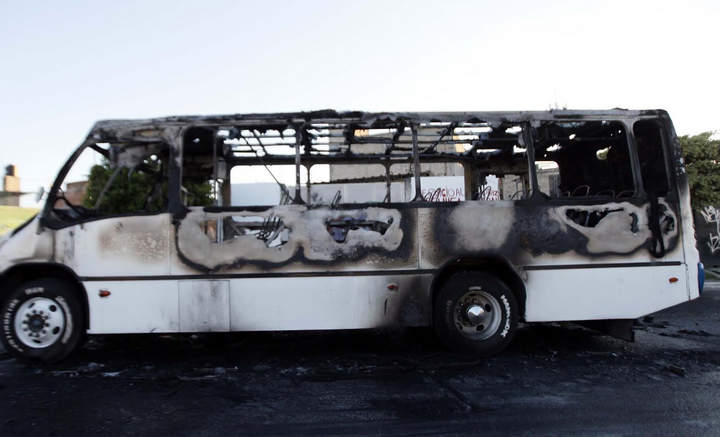 Un camión repartidor de leche y dos unidades del transporte público fueron las afectadas por los criminales que les prendieron fuego. (El Universal) 
