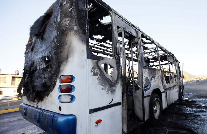 Como reacción al operativo de la Sedena y Semar, sujetos incendiaron tres camiones en Zapopan. (El Universal) 