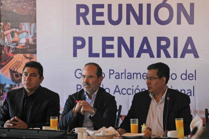 Reunión. Aspecto de la reunión plenaria del Grupo Parlamentario del Partido Acción Nacional que presidió Gustavo Madero en Michoacán. En la imagen, con Jorge Luis Preciado y Miguel Ángel Chávez.