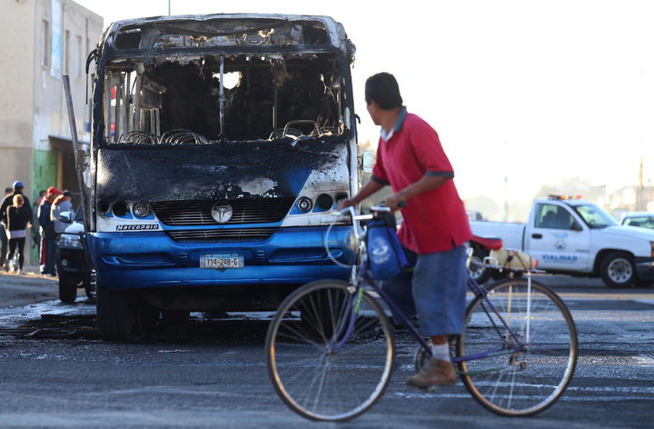 Reacción. Un hombre observa un autobús de pasajeros quemado en la zona donde se registró la intensa movilización de personal de la Marina y el Ejército, en Guadalajara.
