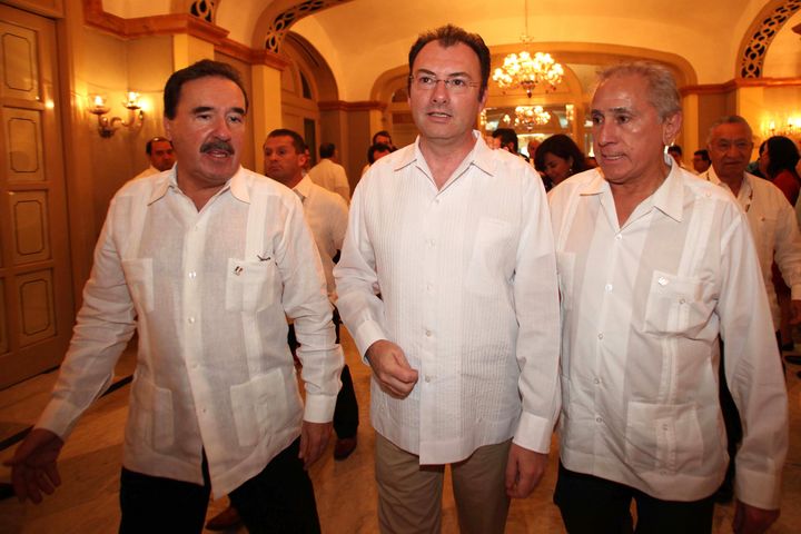 Tricolor. Los senadores Emilio Gamboa Patrón y Joel Ayala dialogan con el secretario de Hacienda, Luis Videgaray, en la IV Reunión Plenaria del PRI. 