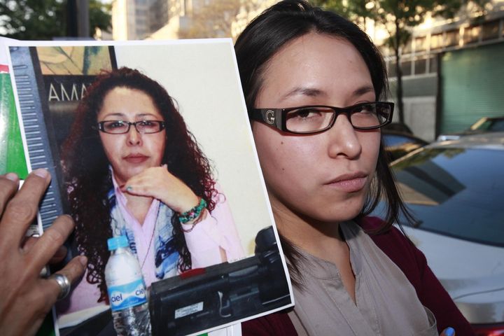 Dolor. Yadira, hija de Maricruz, muerta por la explosión en la paraestatal el 31 de enero de 2013, dice que la PGR no siguió los protocolos de investigación.
