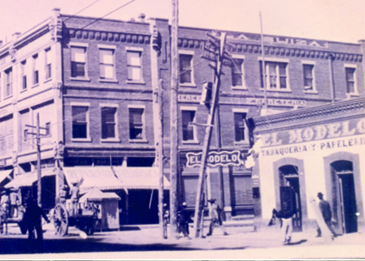 Foto de principios del Siglo XX del crucero de avenida Hidalgo y calle Zaragoza, en la que figuran: A la derecha la papelería 'El Modelo', y al centro, el edificio donde estuvo la ferretería 'La Suiza'.

