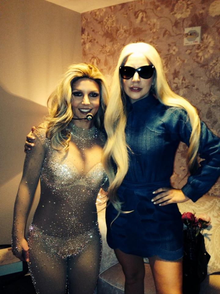 Lady Gaga compartió una foto en la que aparece al lado de Brintey Spears antes de iniciar su concierto en Las Vegas. (Twitter) 
