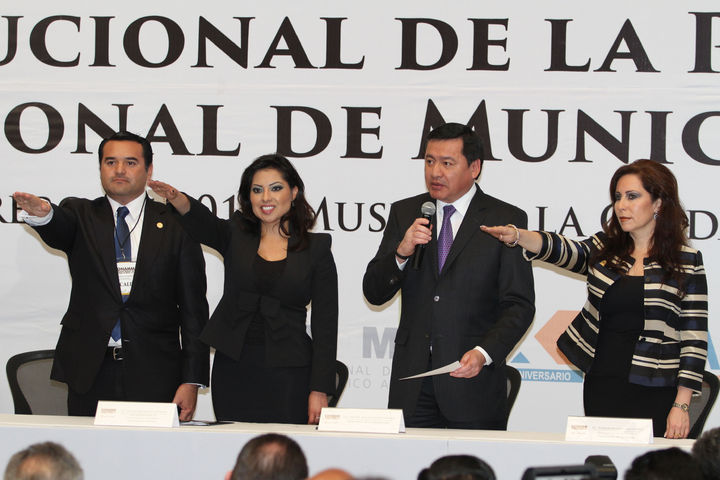 Reunión. Renán Barrera, Leticia Quezada, el secretario de Gobernación, Miguel Osorio Chong y Bárbara Botello.