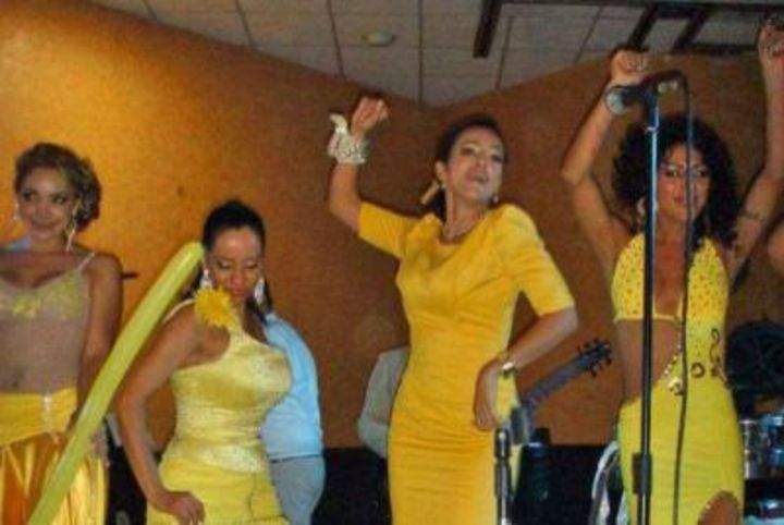 En redes sociales ha circulado una fotografía en la que Iris Mendoza aparece junto a Melissa Plancarte en una fiesta organizada en 2011 por parte del maquillista oficial de Nuestra Belleza Michoacán. (Internet) 