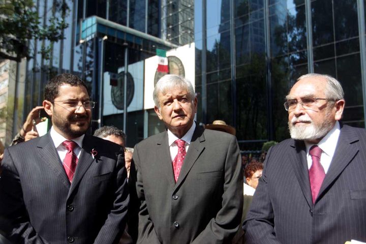 Denuncia Obrador a Peña por traición a la patria