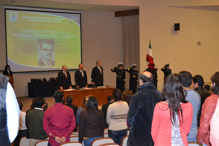 Destacan. Alumnos de la UA de C reciben medalla Braulio Fernández Aguirre en sentida ceremonia.