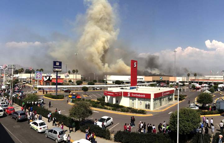 El siniestro comenzó alrededor de las 12:30 horas y el fuego consumió varios locales del centro comercial. 
