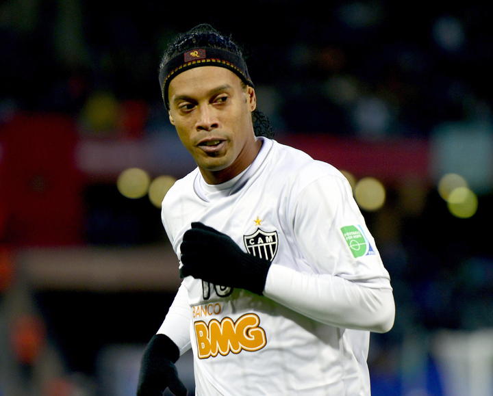 Ronaldinho dijo que se trató de una broma, en repuesta de un amigo, y aseguró que su intención jamás fue ofender a nadie con la imagen. (Archivo)