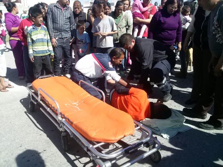 Paramédicos de la Cruz Roja de Torreón detallaron que el joven contaba con una posible fractura de cadera y otros golpes fuertes, por lo que su estado se reporta como estable pero grave.