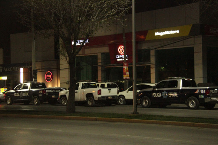 Inspección. Autoridades estatales cerraron el sábado cuatro establecimientos de la zona Centro de Torreón en un operativo.