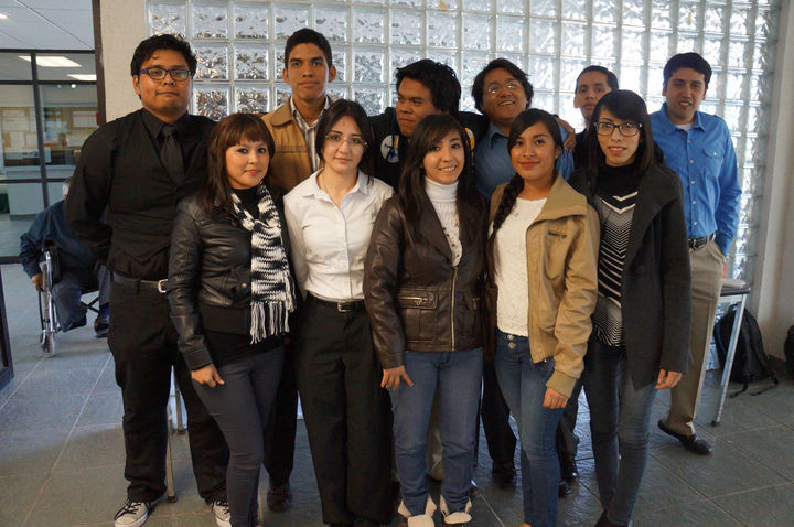 Colaboran. Alumnos de la UTT trabajan en el diseño de aplicaciones para la Agencia Espacial Mexicana.