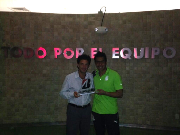 Irarragorri compartió una imagen con Oswaldo y su trofeo. (Twitter)