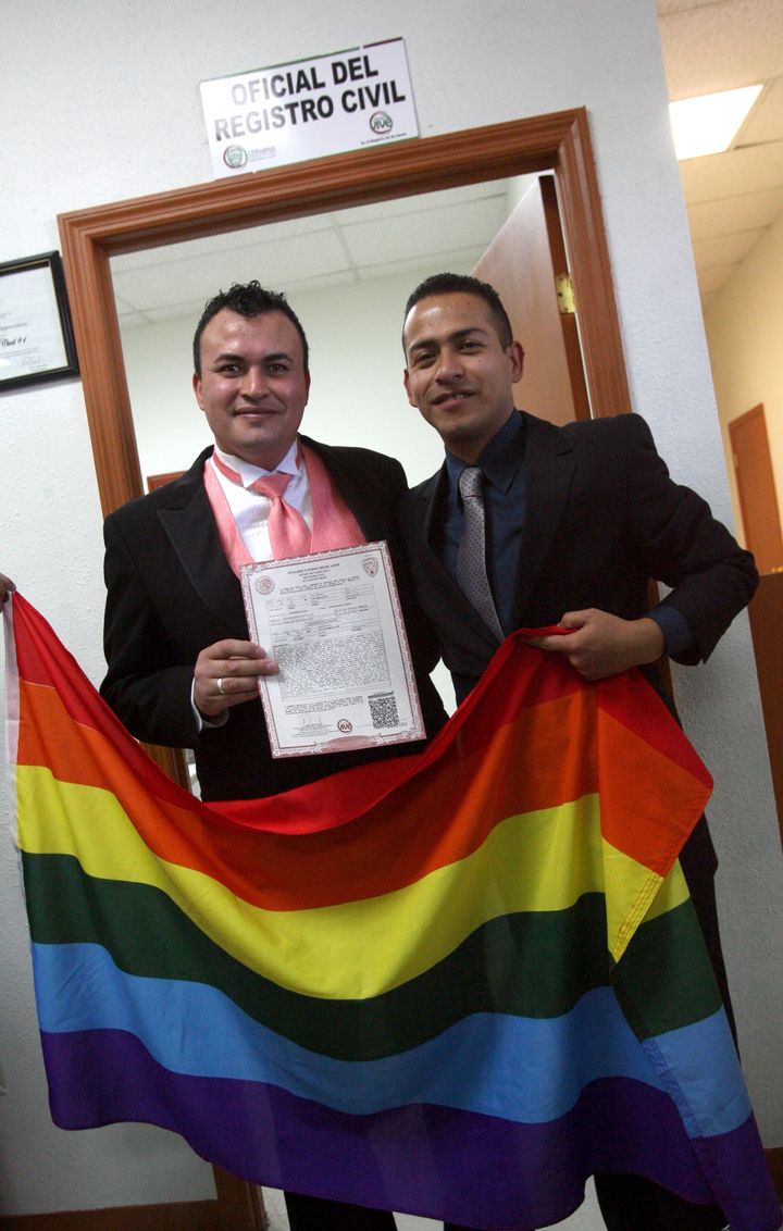 Inédito. Después de tres años de relación y de un complejo proceso judicial, ayer jueves Eduardo Piñón y Julio Salazar contrajeron legalmente matrimonio en la que es la primer boda entre personas del mismo sexo en la fronteriza Ciudad Juárez.