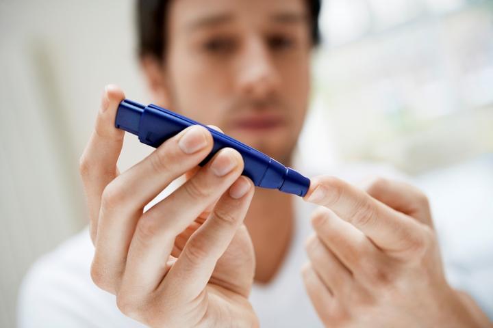 Las personas portadoras del gen tienen 25 por ciento más probabilidades de padecer diabetes que aquellas que no lo tienen en su material genético y en los que lo heredan de ambos padres, el riesgo aumenta al 50 por ciento. (ARCHIVO)