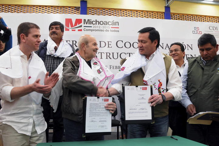 Miguel Ángel Osorio Chong y Fausto Vallejo signaron un pacto en el que la Federación se comprometió a brindar apoyo para restituir el estado de Derecho en la entidad. (Archivo)