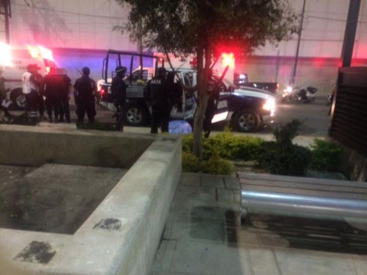 Ataque. Grupo armado que viajaba en una camioneta color blanco atacó a tiros a un grupo de agentes de  Seguridad Pública, cuando éstos se encontraban a un costado de la Plaza Mayor de Torreón