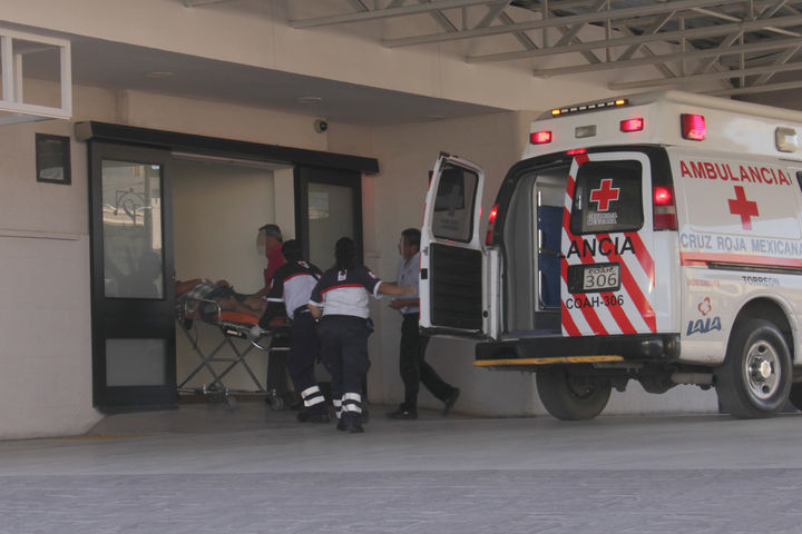 Atención. El doctor fue trasladado en una ambulancia de la Cruz Roja a un hospital privado de Torreón.