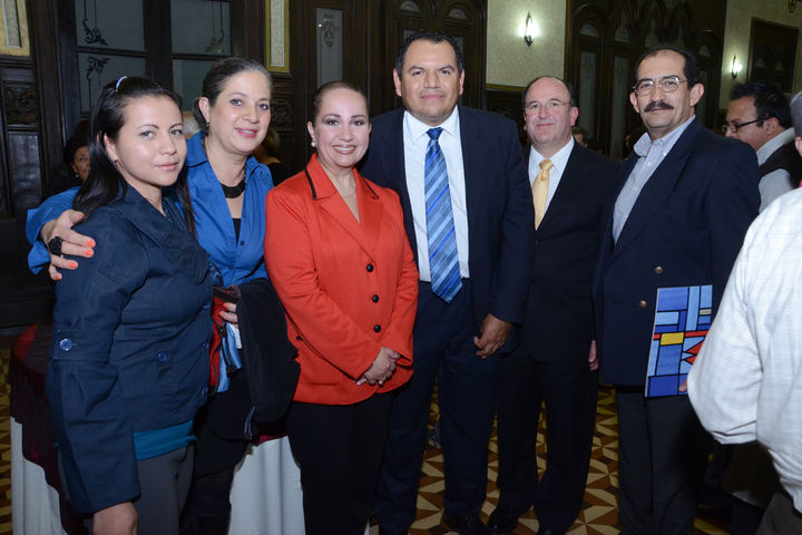 EN PRESENTACIÓN DE LIBRO.