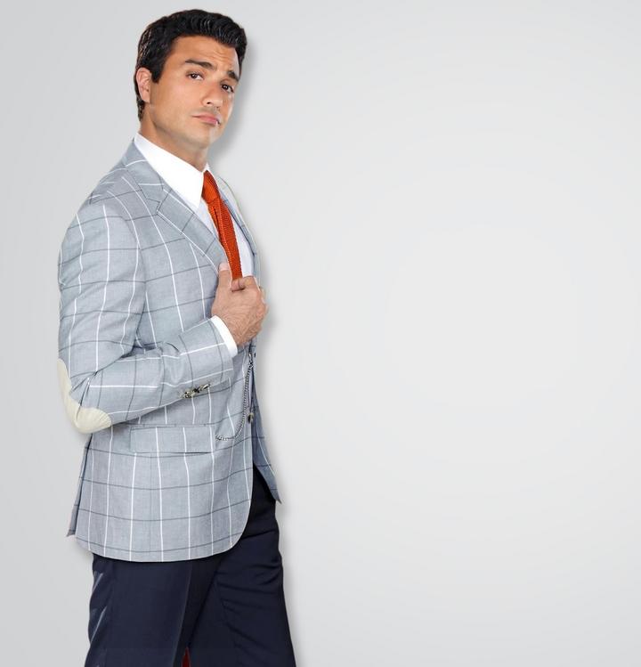 'Tuve la suerte de tener unos papás que me educaron muy bien, me educaron enseñándome que el ser humano vale por lo que es, no por lo que tiene”.
- JAIME CAMIL, Actor