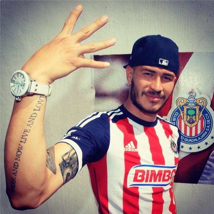 El mediocampista de Chivas celebra a cuatro años de su debut. (Instagram)