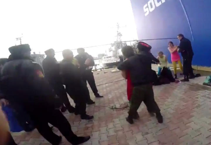 En el clip, el grupo de punk crítico del presidente Vladimir Putin, se ven imágenes de un soldado que les golpea con un látigo y a otro que las rocía con spray. (YouTube) 
