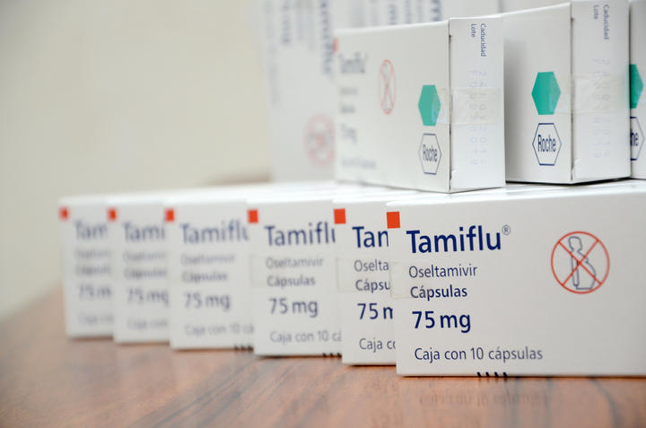 En caso de no encontrar en la farmacia privada el medicamento para este padecimiento, Oseltamivir (Tamiflu ®), la SSA lo ha puesto a disposición tres hospitales en el Distrito Federal. (Archivo)
