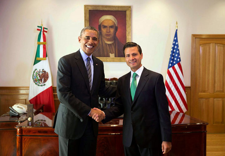Reunión. Una imagen cedida por la Presidencia de México muestra al presidente de Estados Unidos, Barack Obama y su homólogo de México, Enrique Peña Nieto posando para una fotografía durante su encuentro en Toluca.