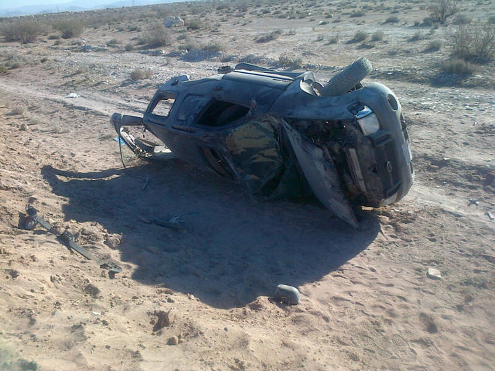 Destrozada. La camioneta que volcó en la carretera Jiménez-Gómez Palacio quedó completamente destruida a un costado del camino.