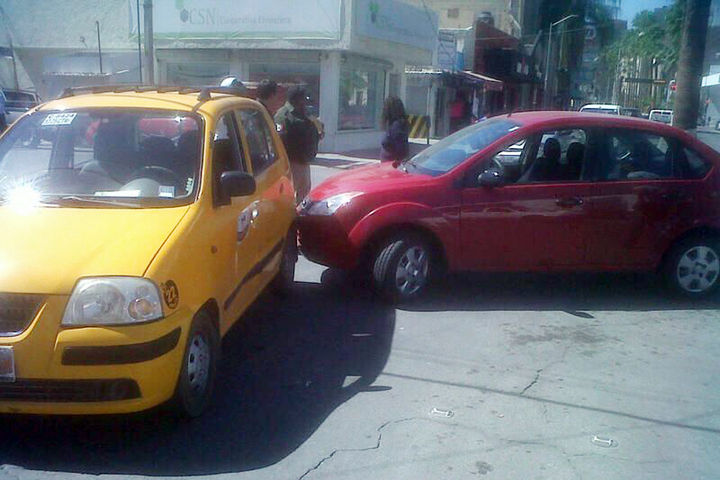 Accidente. El Fiesta chocó en la parte posterior al taxi ayer al mediodía en la zona Centro de Torreón.