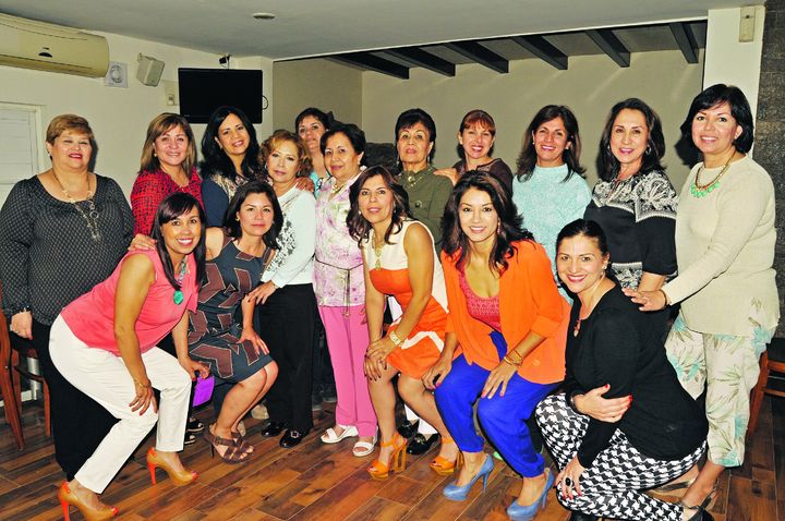   Lorena Canales celebró su cumpleaños en compañía de las chicas del Club de Natación.

