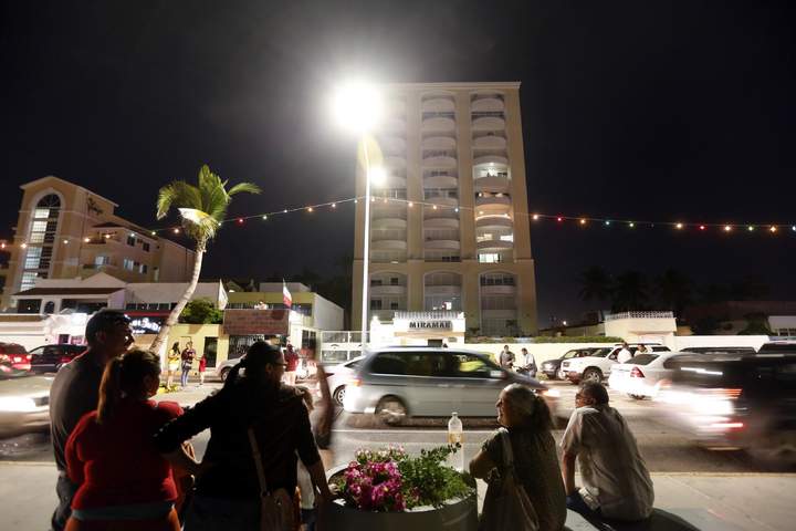 Turistas se toman foto en lugar donde capturaron a 'El Chapo'