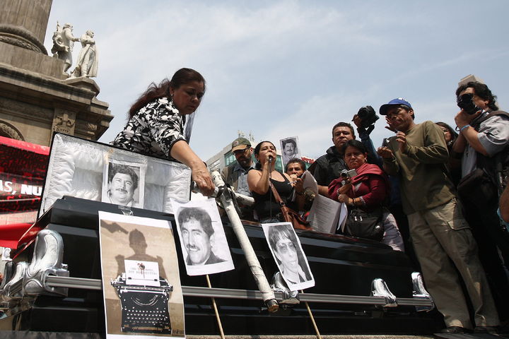 Protestan. Periodistas participan en una protesta de comunicadores mexicanos para exigir el esclarecimiento de la muerte de 84 reporteros muertos. 