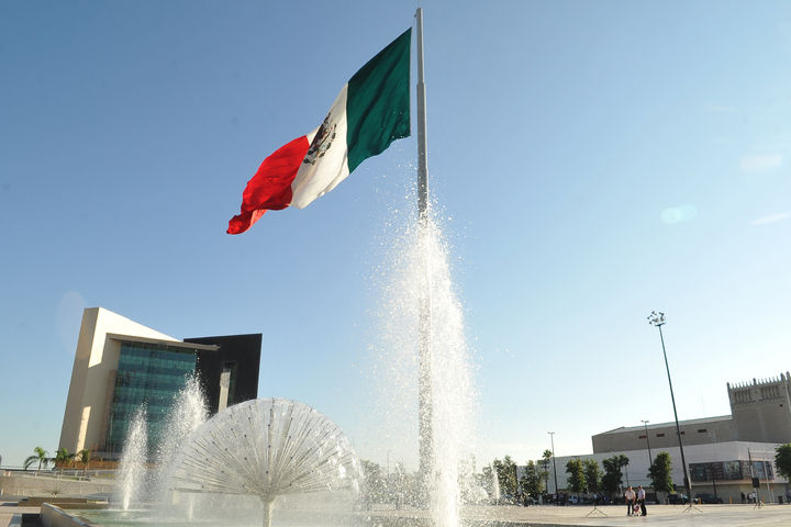 Llegada. Desde el 15 de septiembre de 2012, la Bandera Nacional se encuentra en la Plaza Mayor. 