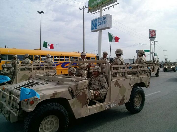 Celebración a la Bandera. Realizan un desfile frente a la Presidencia Municipal de Frontera.