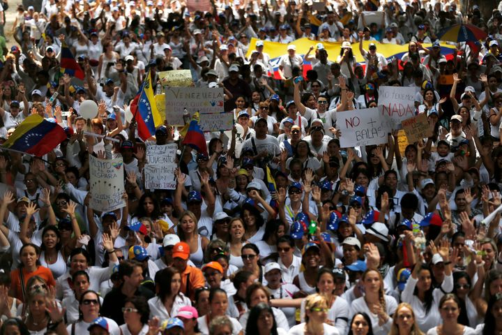 Protestas. En la imagen de observa a cientos de venezolanas que marcharon a favor de la paz.