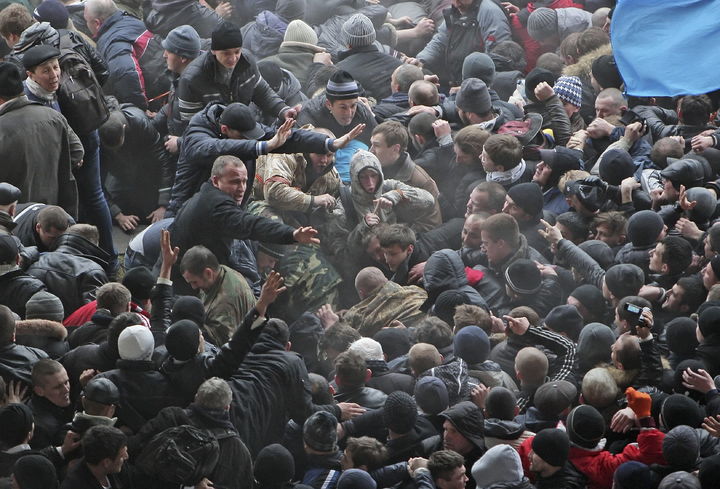 Se enfrentan. Partidarios de Moscú y de Kiev se enfrentan cerca del edificio del Parlamento en Simferopol, república de Crimea.