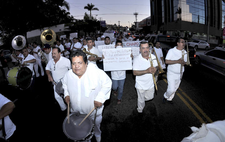 El gobernador de Sinaloa atribuyó la marcha realizada para exigir la liberación de 'El Chapo' a familiares y amigos del capo. (AP) 