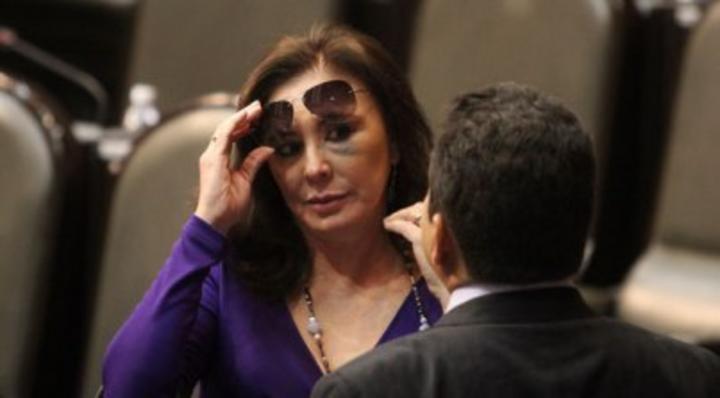 La legisladora panista  Beatriz Zavala aclaró que el martes pasado se cayó en la entrada del salón de Plenos de la Cámara, por lo que resultó con ese golpe en el rostro. (Twitter/@ndetabasco)