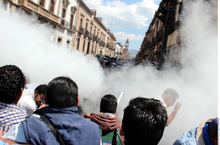Protesta. La trifulca duró alrededor de diez minutos, hasta que el uso de gases logró dispersar a los manifestantes. 