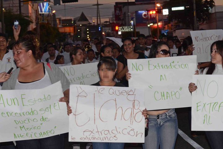 Manifestación.  Con playeras con la leyenda 'We love Chapo',  jóvenes dijeron que el capo ayudó a damnificados del huracán 'Manuel'.