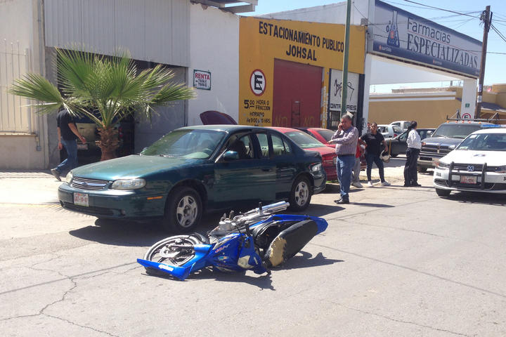 Abre puerta de carro y choca motocicleta